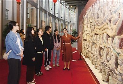 云冈研究院金牌研学讲师为同济学子讲解云冈石窟造像。戎禹仁摄 云冈研究院金牌研学讲师为同济学子讲解云冈石窟造像。戎禹仁摄