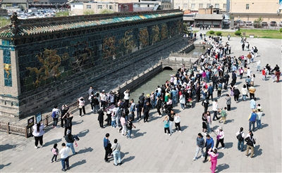 昨日是第14个中国旅游日，在九龙壁景区参观游览的市民和游客络绎不绝。戎禹仁摄