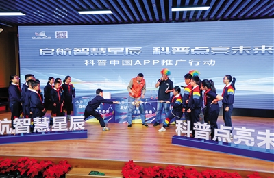 图为市实验小学学生与科普志愿者一起体验“马德里堡半球实验”。韩堃摄