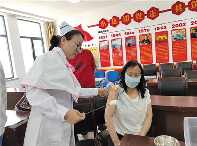 图为市中医医院护理团队在平城区文瀛湖街道参加以“推广中医适宜技术，弘扬中医药文化，提升健康生活品质”为主题的活动。戎禹仁摄