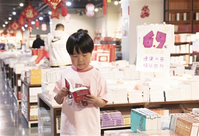 图为5月5日，在市新华书店查阅字典的小读者。韩堃摄
