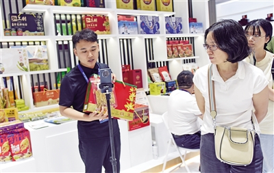 图为在深圳文博会山西展厅，大同三利集团农业有限公司的工作人员展示大同黄花。于宏摄