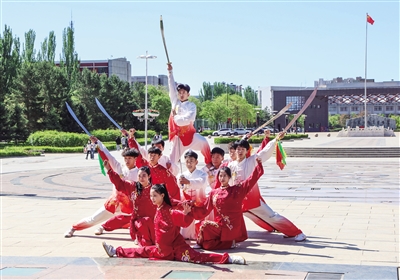 图为校园文化艺术节活动中，大同大学体育学院武术队进行现场展演。韩堃摄