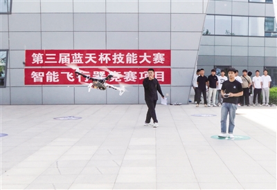 图为“蓝天杯”技能大赛智能飞行器竞赛现场。韩堃摄 图为“蓝天杯”技能大赛智能飞行器竞赛现场。韩堃摄