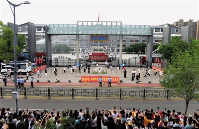 6月8日17时,随着外语考试结束,考生们陆续走出考点,历时两天的2024年高考平稳顺利结束。于宏摄 6月8日17时,随着外语考试结束,考生们陆续走出考点,历时两天的2024年高考平稳顺利结束。于宏摄