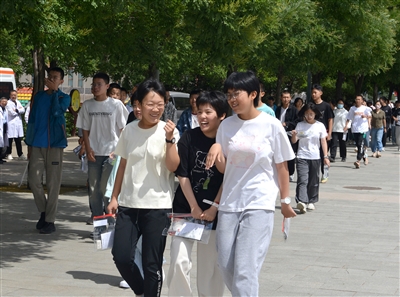 图为考生们信心满满地走出中考考场。戎禹仁摄