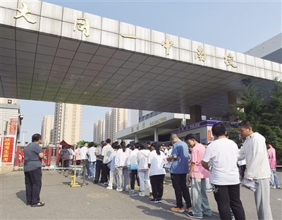 图为在大同一中南校区考点，考生们正排队进入考场。戎禹仁摄