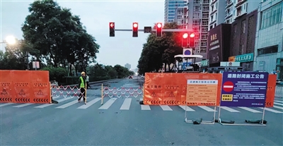 图为御河西路路面改造工程施工现场的围挡。高雅敏摄