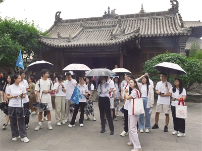 图为高校学子们在华严寺景区参观。戎禹仁摄 图为高校学子们在华严寺景区参观。戎禹仁摄