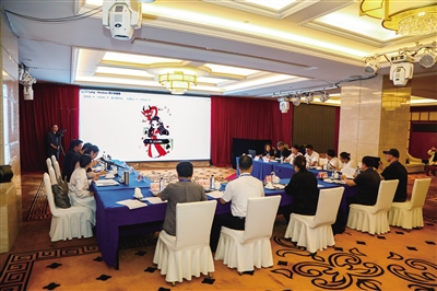 图为8月12日评审组对参赛作品进行线下评审。于宏 韩堃摄
