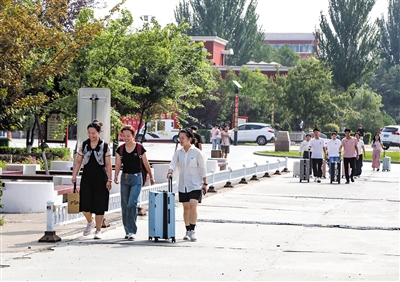 图为大同大学校园内返校归来的学生。韩堃摄