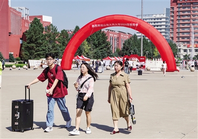 图为大一新生及家长走进大同大学校园。韩堃摄