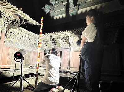图为上海大学师生在华严寺进行文物勘察。戎禹仁摄 图为上海大学师生在华严寺进行文物勘察。戎禹仁摄