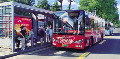 图为,市民搭乘婚车主题公交车。张志忠摄 图为,市民搭乘婚车主题公交车。张志忠摄