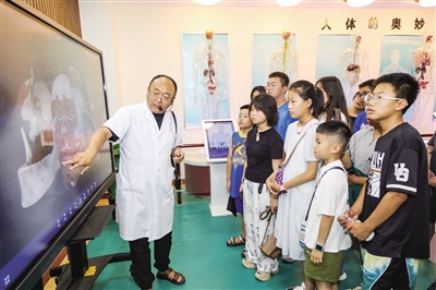 图为学生和家长正在参观人体生命科学馆。韩堃摄