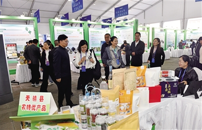 创业成果展示活动现场，农特优产品受青睐。李冬宾摄