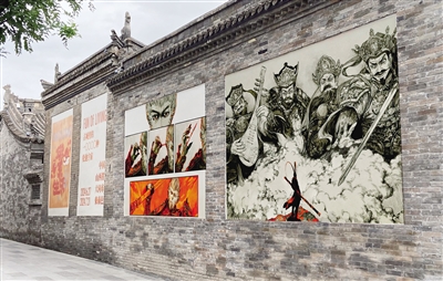 图为位于古城东南邑正府巷正在创作中的“悟空”墙绘作品。李浩楠摄
