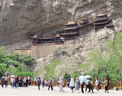 眼下，悬空寺依然游客众多。戎禹仁摄