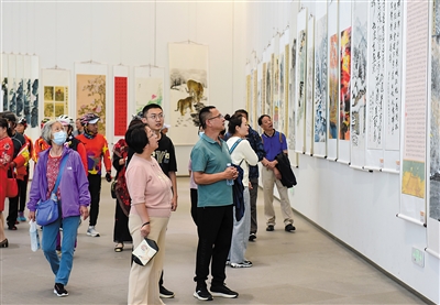 图为市民在市美术馆观看“晋善晋美”书画艺术展。于宏摄