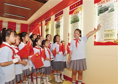 图为9月2日，平城区14校学生在该校党史教育展厅内参观学习。戎禹仁摄