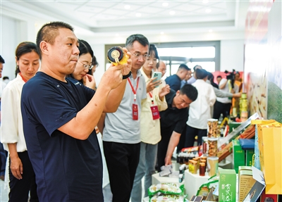 图为参加大会的专家、学者参观以恒山黄芪为主的中药材产业发展成果。于宏摄