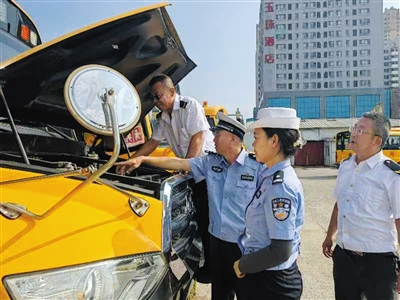 图为，市公安局交警支队三大队民警对车辆维保情况进行检查。臧成摄