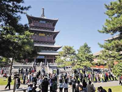 图为游客在华严寺景区游览。戎禹仁摄