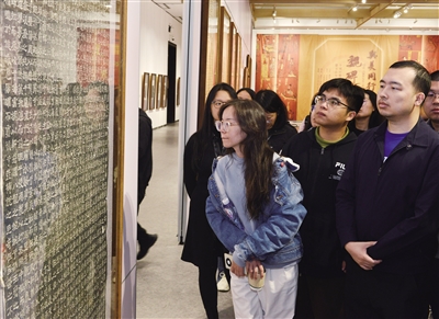 图为清华学子观看“与美同行魏碑溯源”平城时期魏碑书法艺术展。戎禹仁摄