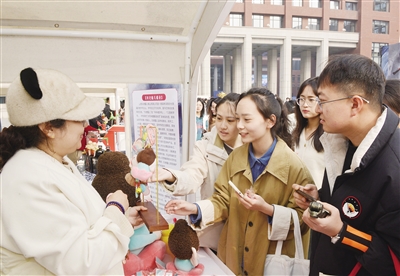图为“佛小伴”文创产品深受人大学子欢迎。戎禹仁摄
