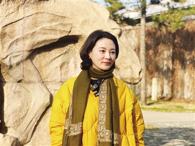 图为刘芳菲在云冈石窟直播。任翔宇摄