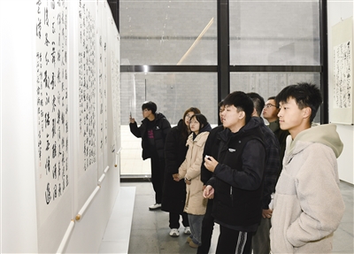 图为市民在观看展览。戎禹仁摄