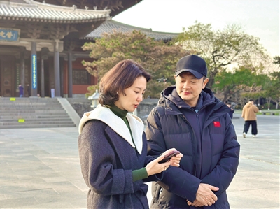 图为刘芳菲、印小天在华严寺直播。任翔宇摄