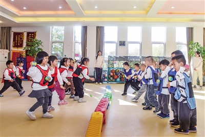 图为市实验幼儿园的孩子们正在玩“躲避球”游戏。韩堃摄