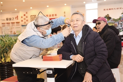 图为专家团队在华北星社区开展义诊活动。于宏摄