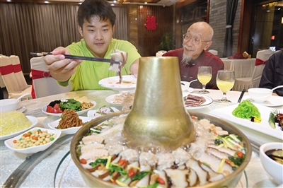 “大同什锦火锅”是央视财经频道《回家吃饭》栏目组推荐的可以代表大同美食精髓的四道名菜之一。其中，“老大同什锦火锅”以大同传统铜火锅为载体，用多种精美食材制作而成，肉类有大同传统大烧肉、清蒸丸子、鸡肉等八到十种食材，素菜有干豆角、干葫芦条、黄花菜等，荤素搭配合理，营养丰富，其制作方法已入选区级非物质文化遗产名录。王中勋摄