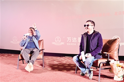 图为贾樟柯(右)与观众和影迷交流互动。荆鑫摄 图为贾樟柯(右)与观众和影迷交流互动。荆鑫摄