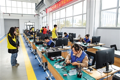图为智能飞行器应用技术赛项教师组比赛现场。韩堃摄