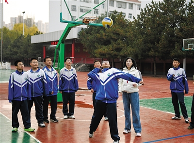 图为大同六中学生正在进行排球训练。戎禹仁摄
