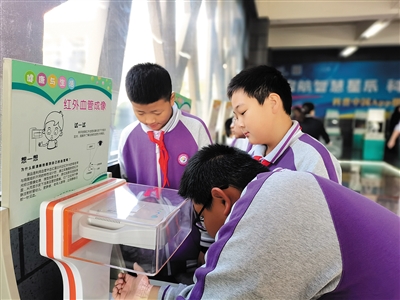 图为市实验小学的学生在科学教育活动室进行体验和探索。田雁摄 图为市实验小学的学生在科学教育活动室进行体验和探索。田雁摄