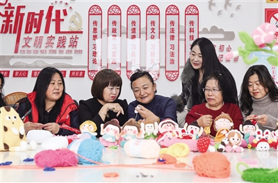 云州区吉祥里社区“巧婆娘”手工团队的妇女们精心钩织“佛小伴”帽衫。王中勋摄
