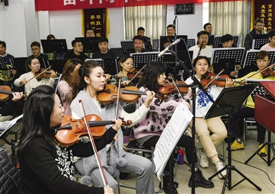 图为市歌舞剧院演员认真排练演奏曲目。戎禹仁摄