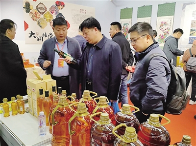 活动期间，我市各企业的产品以其优越的品质和独特的口感，赢得参展采购商、上海工艺美术职业学院师生，以及附近居民的青睐。苑捷摄