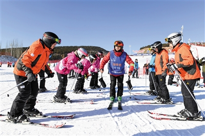 图为教练认真地向青少年传授滑雪技巧。戎禹仁摄