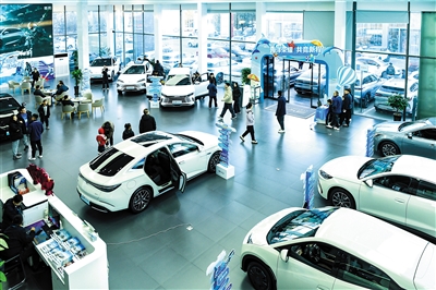 图为在汽车销售4S店内,众多消费者选购心仪的汽车。韩堃摄 图为在汽车销售4S店内,众多消费者选购心仪的汽车。韩堃摄