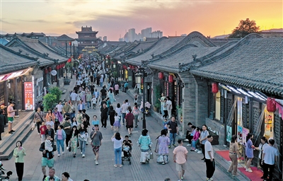今年端午假期，游客在鼓楼东街感受古城大同的市井烟火。（资料图片）于宏摄
