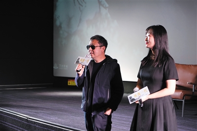 贾樟柯和主演赵涛与大同观众亲切互动。贺英摄 贾樟柯和主演赵涛与大同观众亲切互动。贺英摄