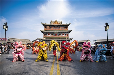 今年春节期间，大量外地游客走进大同古城，观看街头民俗表演。谢青摄