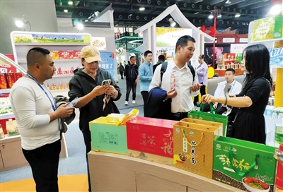 大同名优产品赢得大量参展客商和采购商的欢迎。图片由市农业农村局提供 大同名优产品赢得大量参展客商和采购商的欢迎。图片由市农业农村局提供