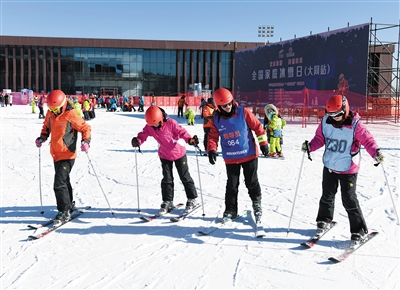 图为参加全国家庭冰雪日（大同站）活动的青少年在教练指导下学习滑雪。戎禹仁摄