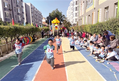 操场上，孩子们快乐奔跑，自由嬉戏；教室里，孩子们拼贴图案，神情专注；多功能室内，孩子们欢快跳舞，绽放童真……孩子们尽情享受着多姿多彩的幼儿园生活。戎禹仁摄